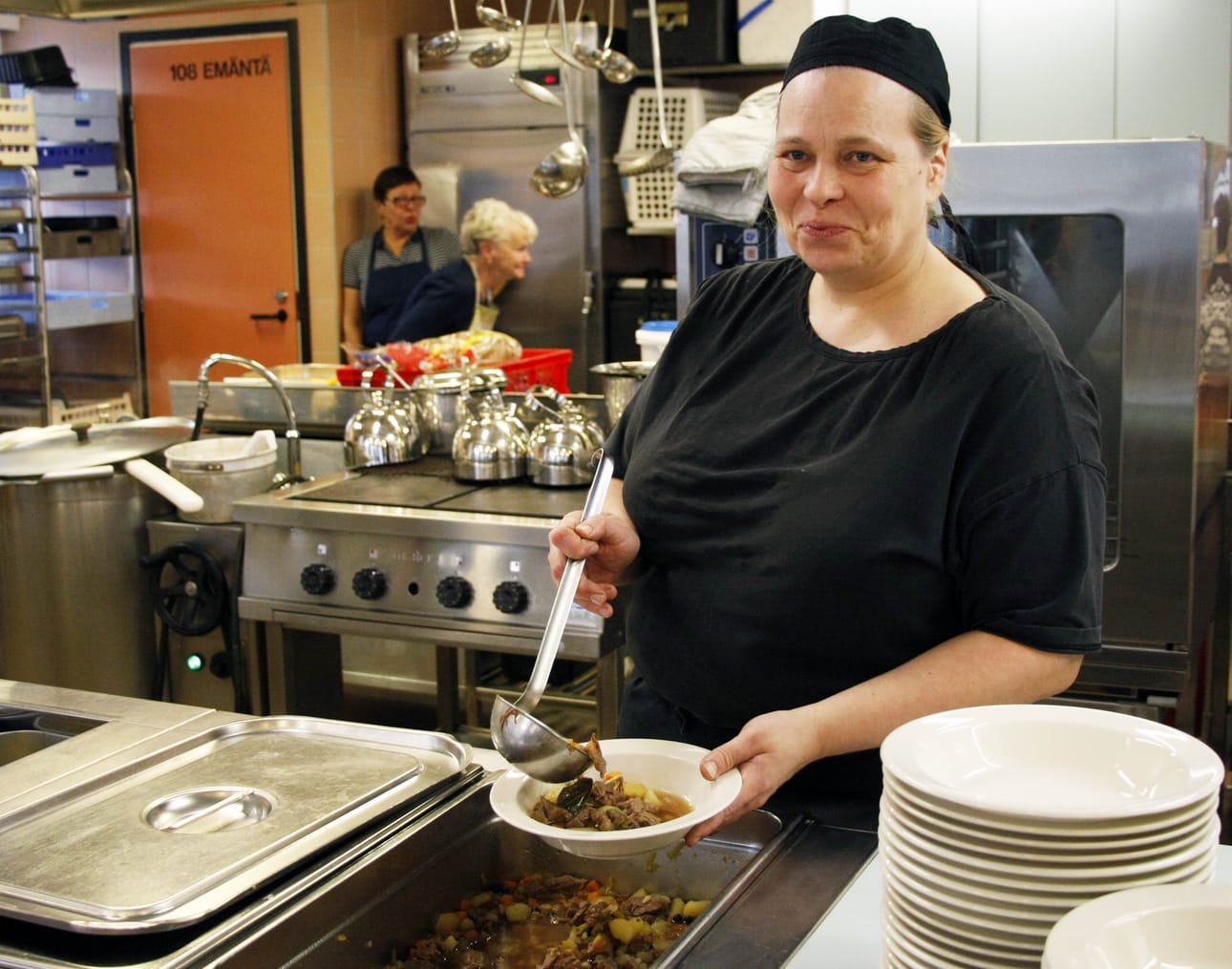 Sirpa Tirkkonen tietää ripsauttaa luotolaiseen hirvikeittoon ekstra-annoksen suolaa.