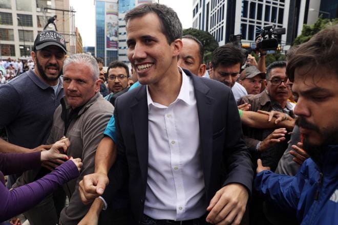 Venezuelan oppositiojohtaja Juan Guaidó on tviitannut, että hän palaa takaisin Venezuelaan sunnuntaina. KUVA: EPA/ Miguel Gutiérrez