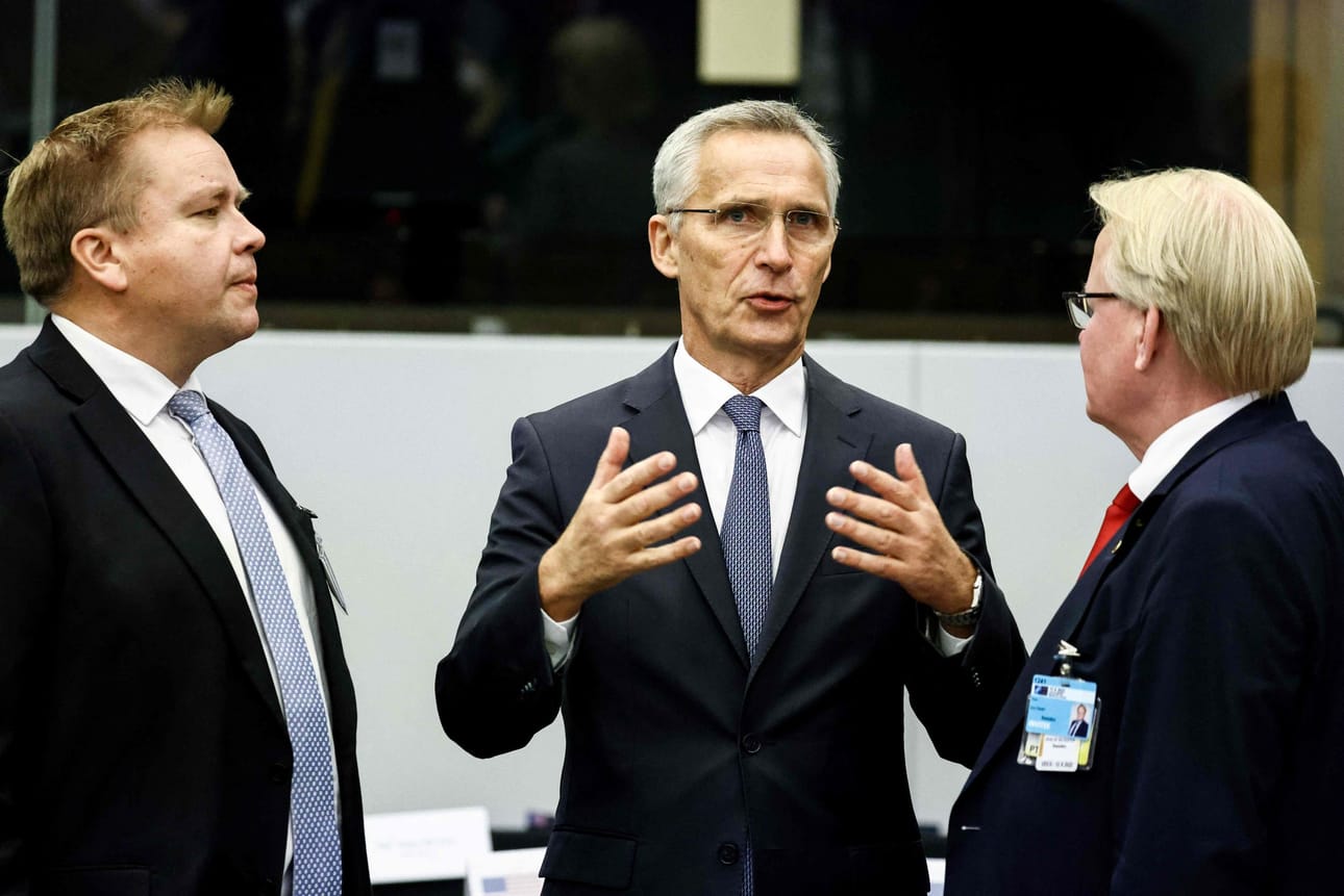 Suomen ja Ruotsin puolustusministerit Antti Kaikkonen ja Peter Hultqvist sekä Naton pääsihteeri Jens Stoltenberg Brysselissä. LEHTIKUVA/AFP
