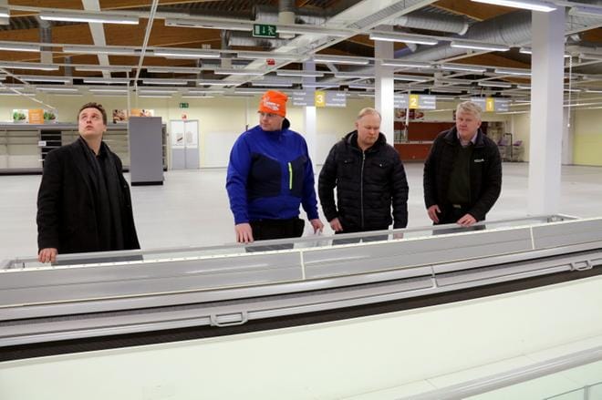 Kaupungin kehitysjohtaja Juha-Martti Kuoppala (vas.), kiinteistönomistajaa edustavat Mikko Mäkipelkola ja Marko Kleimola sekä kaupungin yritysasiamies Heikki Hurrila totesivat viimeksi perjantaina, että tila Kortesjärven keskustassa on hyväkuntoinen ja valmis palvelukseen. KUVAT: ANU NAHKALA