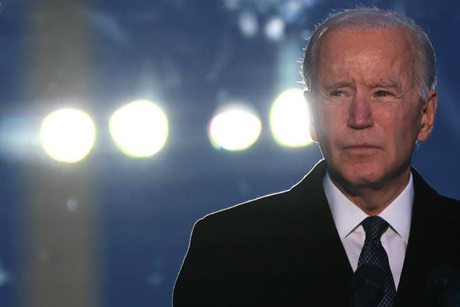 Joe Biden vannoo virkavalansa Washingtonissa kongressirakennuksen portailla puoliltapäivin paikallista aikaa eli Suomen aikaa kello 19. LEHTIKUVA / Getty Images / AFP Chip Somodevilla
