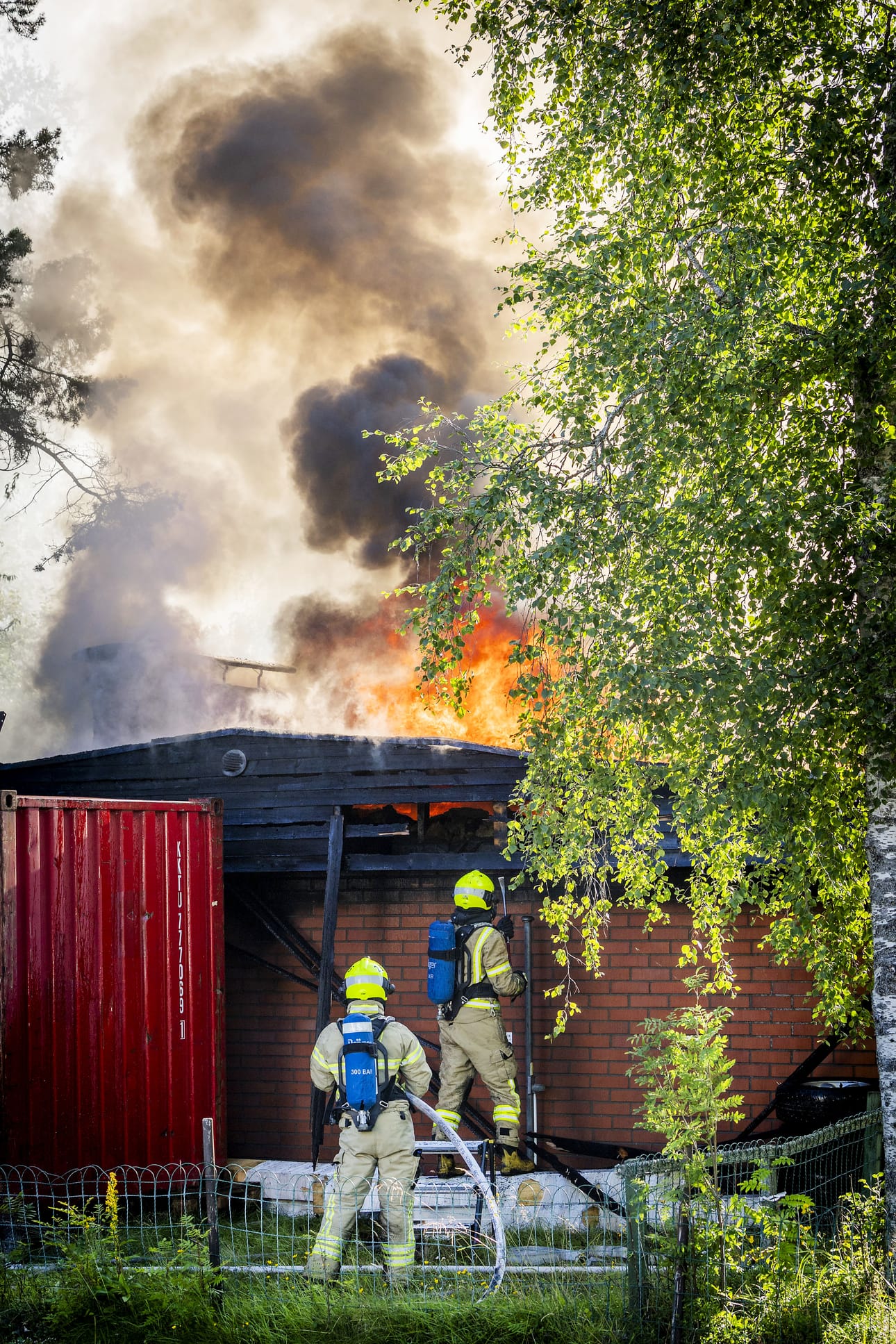 Sammutustyöt ovat käynnissä.