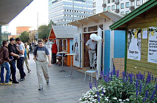 Koululaiset parveilevat Odenplanin vaalituvilla.
