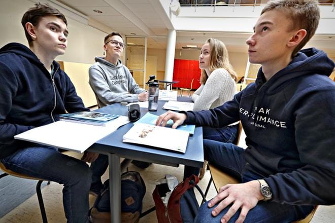Ville-Matti Heinonen, Aki Parviainen, Jutta Joensuu ja Lukas Pakkala pohtivat tauolla yhdessä tehtäviä maanantaina. Käytössä olivat perinteiset kirjat. KUVA: KARI LÖFHJELM