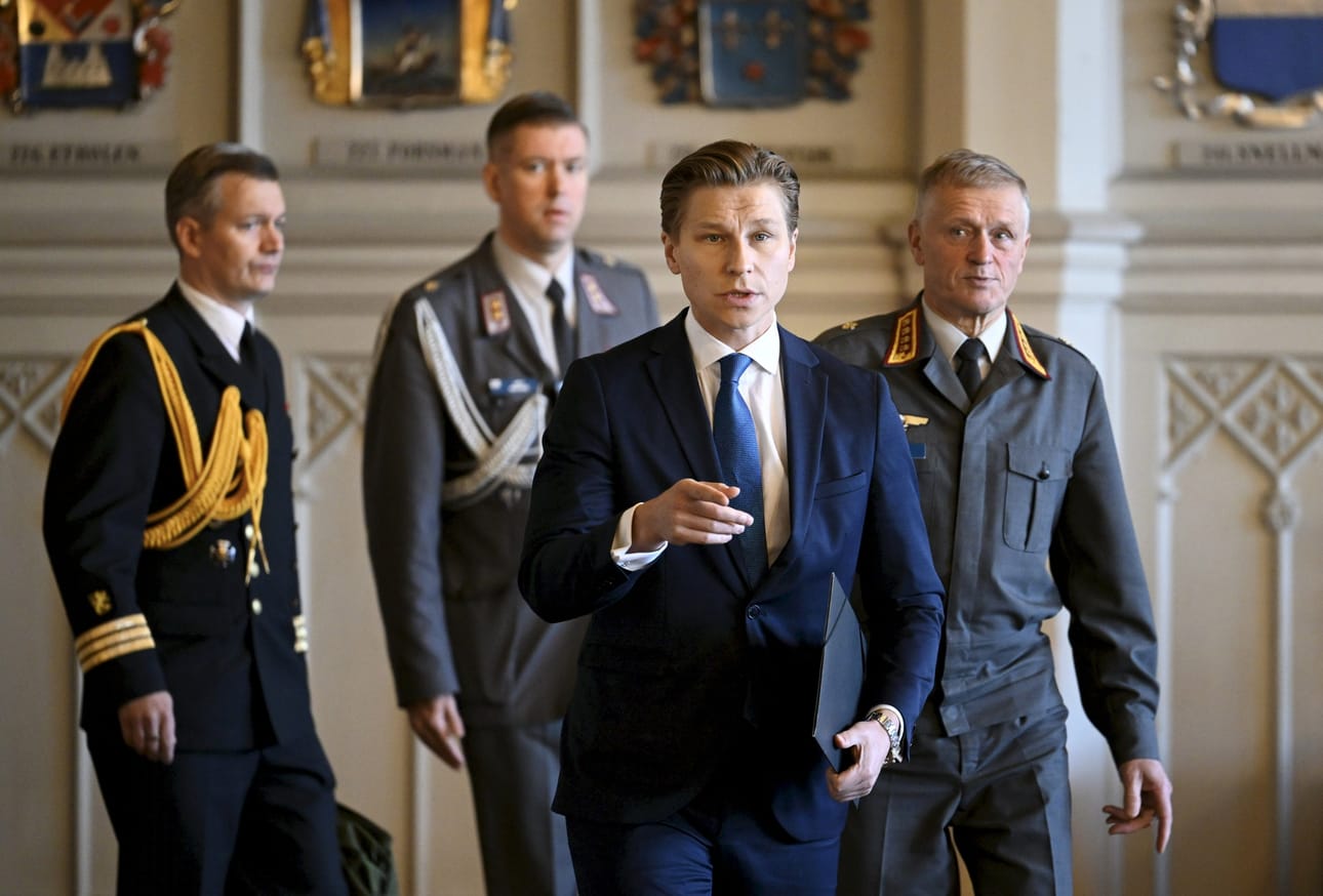 Puolustusministeri Antti Häkkänen ja puolustusvoimain komentaja kenraali Timo Kivinen (oik.) maanpuolustuskurssin avajaisissa Helsingissä maanantaina. LEHTIKUVA / HEIKKI SAUKKOMAA