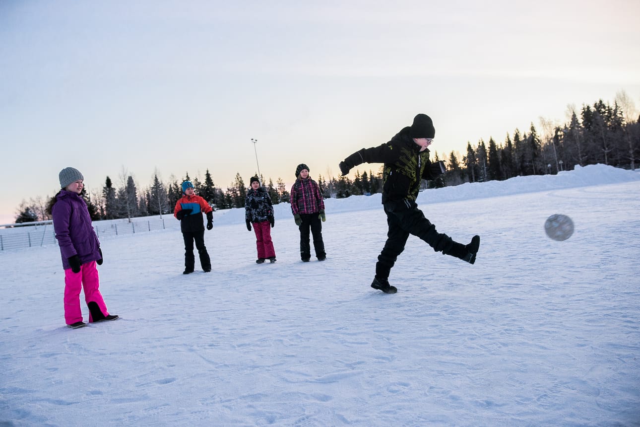 Talvella pallon potkiminen koulun pihalla onnistuu. Keväällä lumen alta paljastuu kova sorakenttä, jolla pelatessa polvet saa helposti rikki, kertovat Torangin koulun kedulaiset Kasper Heiskanen (potkaisemassa palloa), Alina Säkkinen, Jenni Kylmäluoma, Juho Tarvainen ja Salla Iivari.