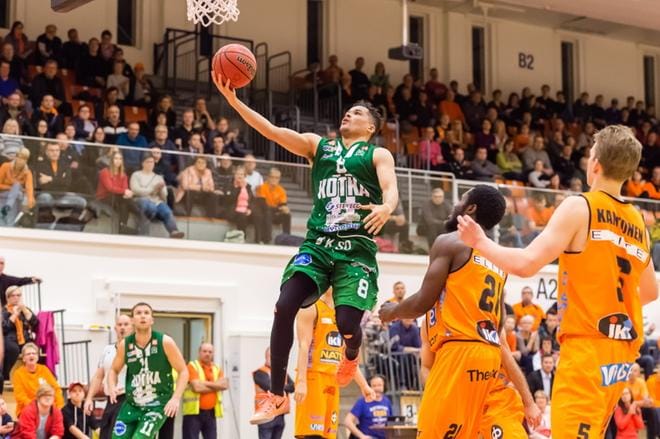 Kotkalle 14 pistettä pussittanut Michael Pounds omissa korkeuksissaan Karhu Basketin korin alla. KUVA: ERKKI HAUTAVIITA
