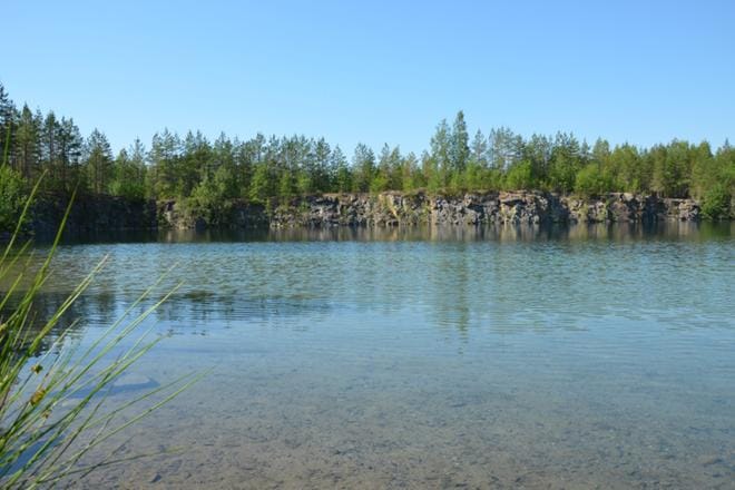 Karjanlahden kyläyhdistys pohtii uimapaikan tulevaisuutta, sillä rauhallisessa paikassa ilkivallantekijät ovat jatkuva riesa. Kuva: Outi Rantala