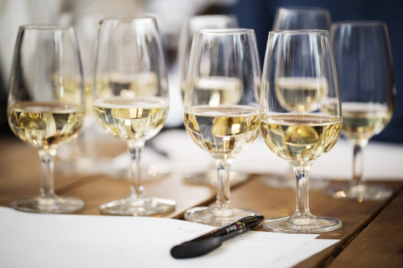 Jatkossa ruokakaupasta voi ostaa myös viinin ruoalle, kunhan alkoholiprosentti ei nouse kahdeksan yli. Valko- ja kuohuviinien valikoimaa tulee tarjolle kauppoihin. Kuva: Eriika Ahopelto