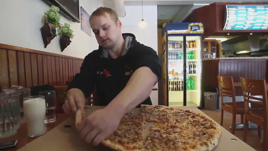 Jesse Pynnönen syö jättipizzan