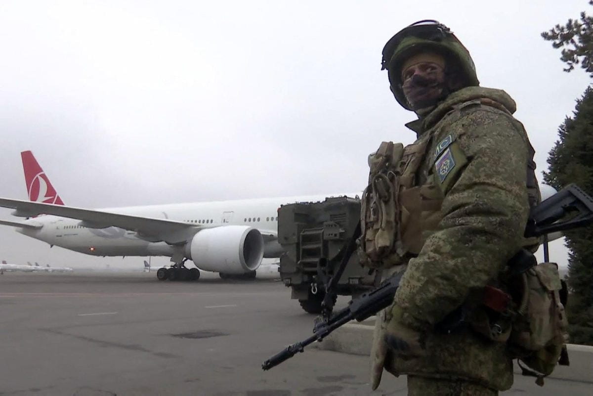 Venäjän johtama IVY-maiden kollektiivinen turvallisuusjärjestö CSTO lähetti Tokajevin pyynnöstä Kazakstaniin yli 2 000 sotilasta, kun maassa alkaneet mielenosoitukset olivat yltyneet levottomuuksiksi. LEHTIKUVA/AFP