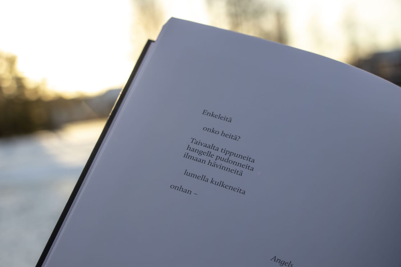 Enkelinsiipien jälkiä muistuttavat kuviot hangella inspiroivat Honkalinnaa kirjoittamaan enkeleistä kertovan runon.