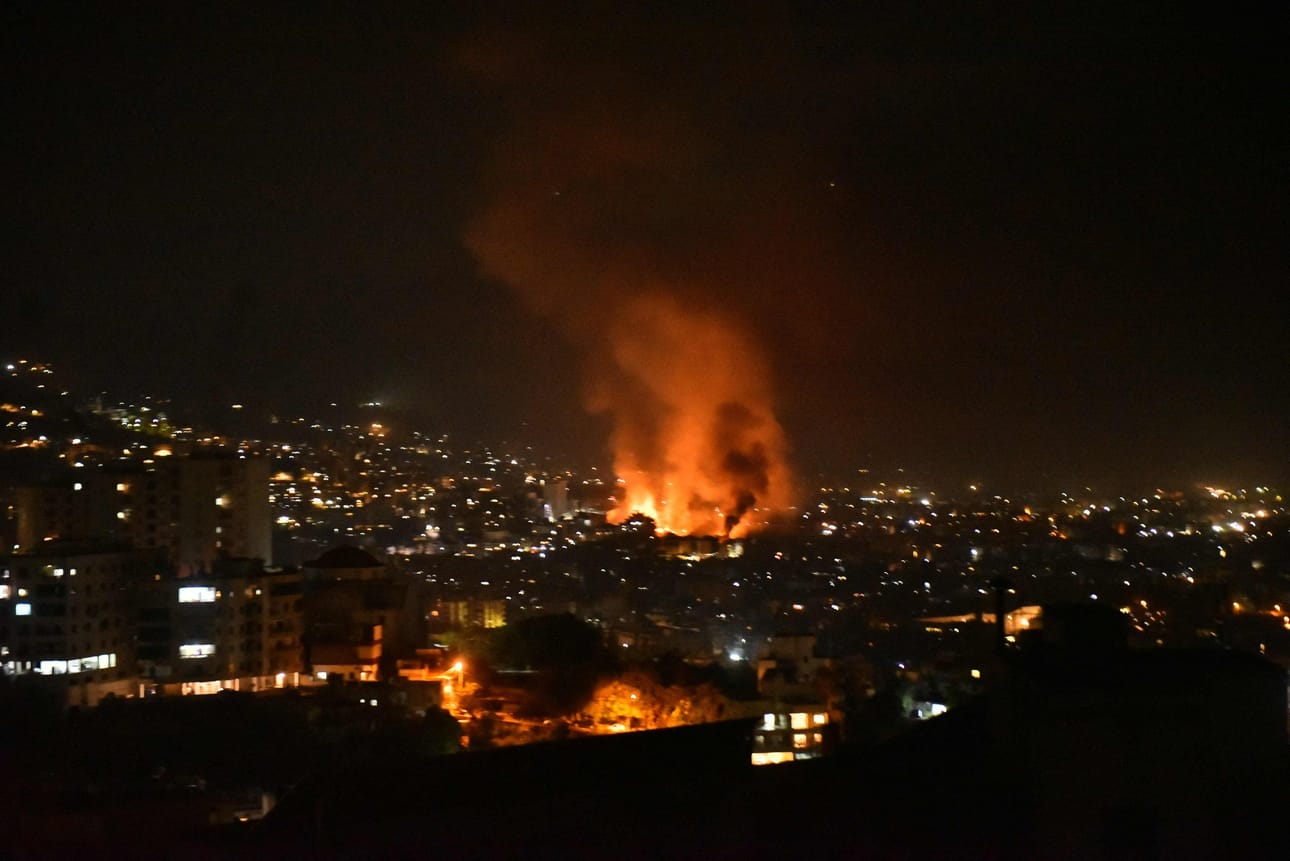 Savu levisi laajalle Libanonin pääkaupungin Beirutin eteläisissä esikaupungeissa aamuyöllä, kun Israel iski alueelle. LEHTIKUVA / AFP
