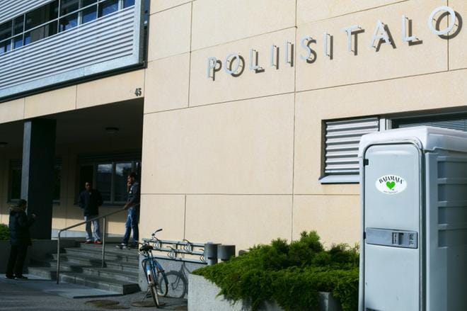 Poliisi vei miehet poliisiaseman poliisivankilaan.