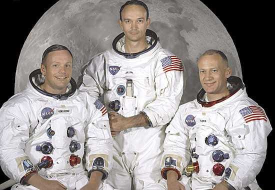 Neil Armstrong (vas.), Michael Collins ja Buzz Aldrin kuvattiin astronauttipuvuissa ennen kuulentoa.