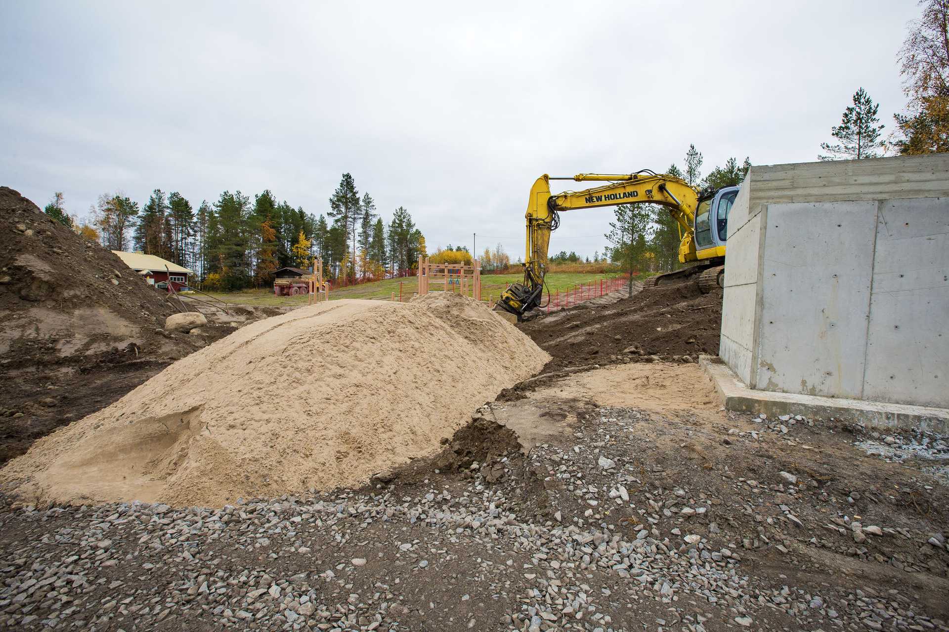 Rautiperällä on tehty paljon maansiirtotöitä. Ulkoilureittien pohjat on uusittu ja alueen lähtö- ja maalipaikkaa laajennettu.