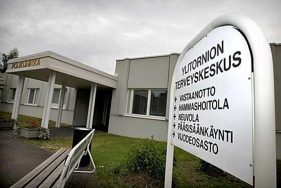 88-vuotias mies surmasi ensin kotitalossaan kehitysvammaiset tyttärensä ja sen jälkeen hän ampui vaimoaan Ylitornion terveyskeskuksessa, jossa tämä oli hoidettavana. Lopulta mies tappoi itsensä.