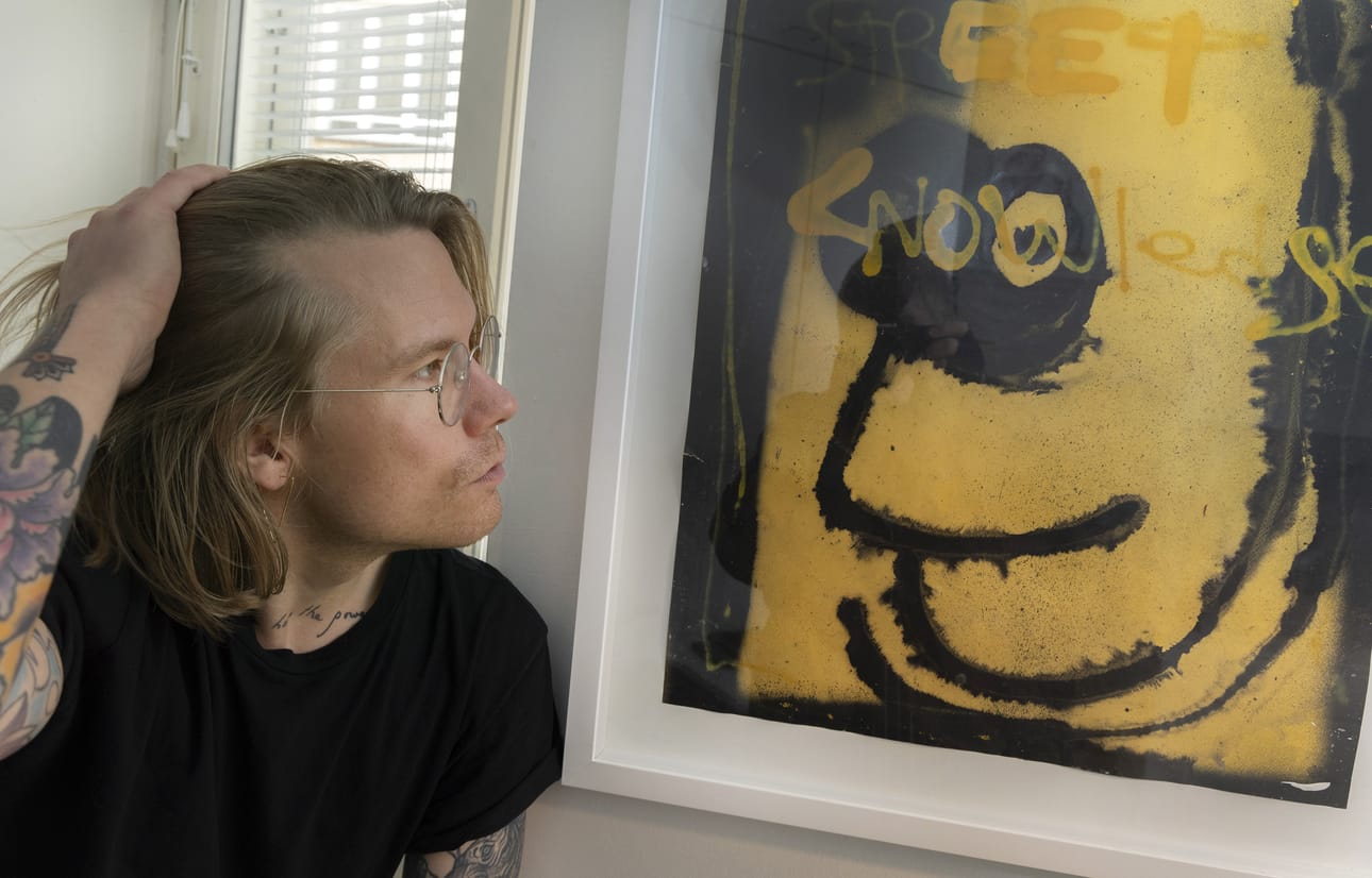 Ville Verkkapuro sai silloiselta kumppaniltaan lahjaksi Kim Somervuoren teoksen, joka päätyi Pete-romaanin kansikuvaksi. – Kirjaa kirjoittaessa teos putosi seinältä, Verkkapuro kertoo.