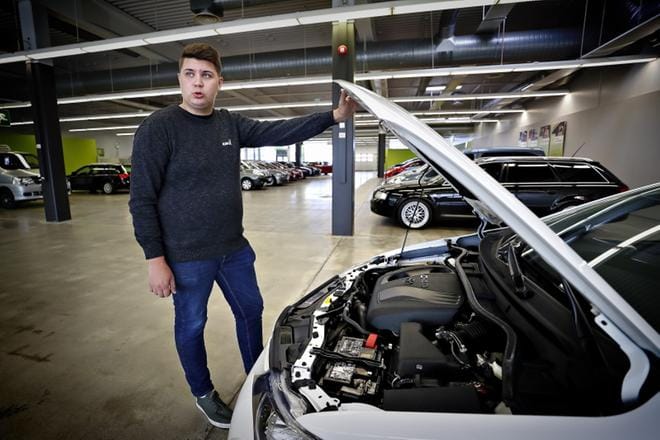 Kamuxin Vaasan myyntipäällikkö Eetu Linna esittelee Seinäjoen liikkeessä Ruotsista tuotua vuosimallin 2013 Toyota Aurista. KUVA: TOMI KOSONEN