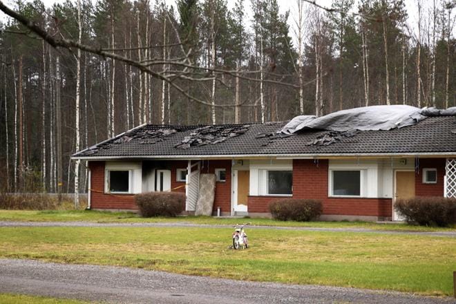 Rivitaloasunto paloi pahoin viime heinäkuussa tapahtuneessa tulipalossa, kuva on otettu lokakuussa. ARKISTOKUVA: JOHANNA KATAJA