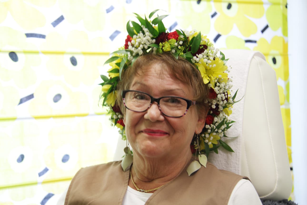 Eläkkeelle jäävä farmanomi Aino Helena Kytökorpi vietti viimeistä työpäiväänsä Oulaisten Apteekissa maanantaina.
