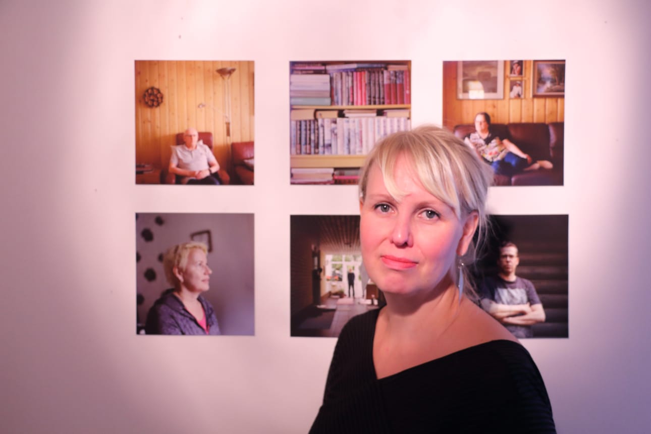 – Dokumentoiva valokuva ei ole koko totuus, Sanna Krook muistuttaa. Silti hän toivoo, että pystyisi vangitsemaan kuviinsa jotakin kuvattavana olevasta ihmisestä.