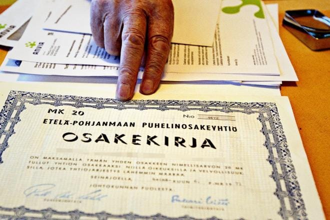Näitä puhelinyhtiön vanhoja paperisia osakekirjoja on kotien kätköissä vielä tuhansia. Ne kannattaa vaihtaa arvo-osuudeksi, sillä vain silloin voi saada Virian osinkoja. ARKISTOKUVA: JUSSI ASU