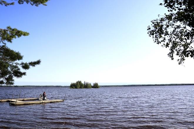 Lauantaina veteen vajonnut nuori nainen löytyi hukkuneena maanantaina. Etsintäveneet liikkuivat Alajärven eteläosassa. KUVA: JOHANNA KATAJA