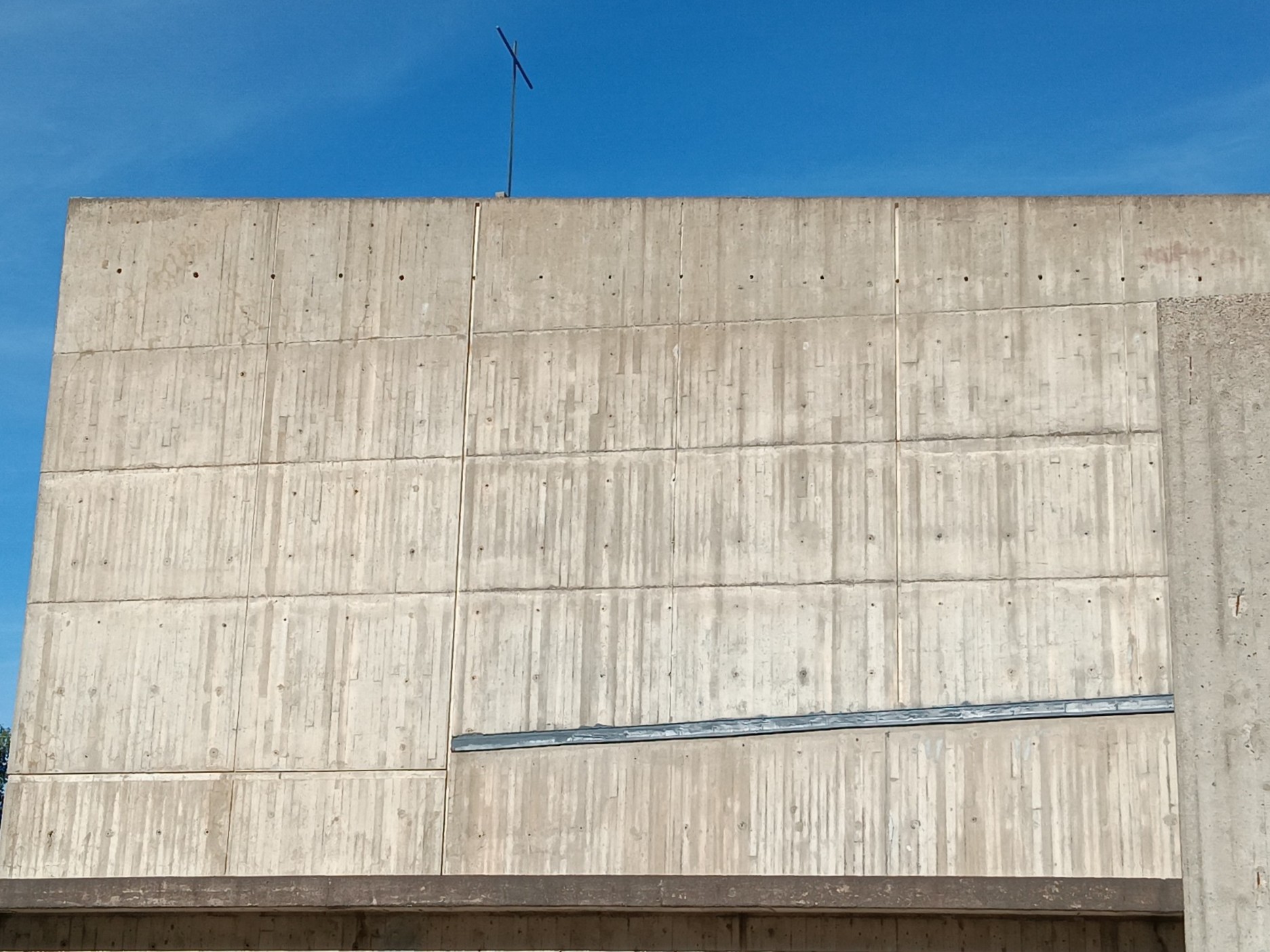 Huutoniemen kirkko on brutalistisen betoniarkkitehtuurin malliesimerkki ja betonipintaa kirkossa riittää.