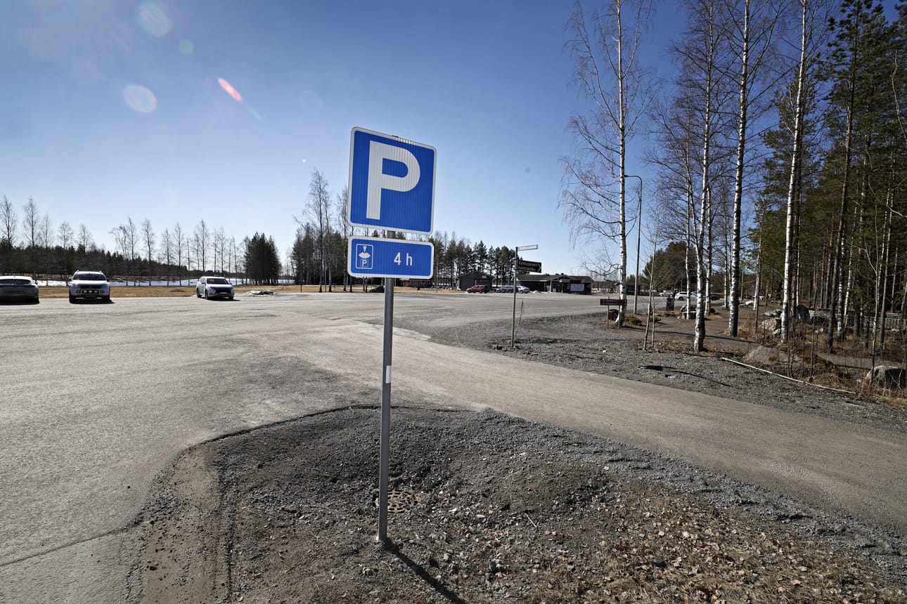 Seinäjoen Kyrkösjärven uimarannan parkkialue muuttui viime syksynä kiekolliseksi. Parkkiaika on neljä tuntia.