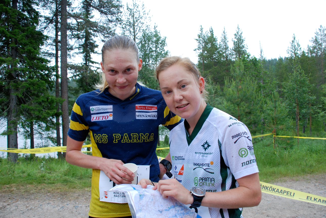 Kuvassa MS Parman Maija Sianoja, joka voitti torstain osakilpailun ylivoimaisesti virheistä huolimatta sekä kolmanneksi suunnistanut SK Pohjantähden Sofia Haajanen.