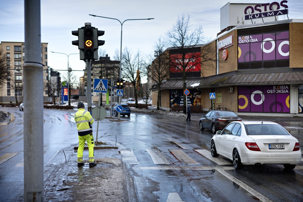 Liikennevalot Puskantien ja Vapaudentien risteyksessä eli entisen Anttilan risteyksessä ovat olleet rikki jo pitkään.