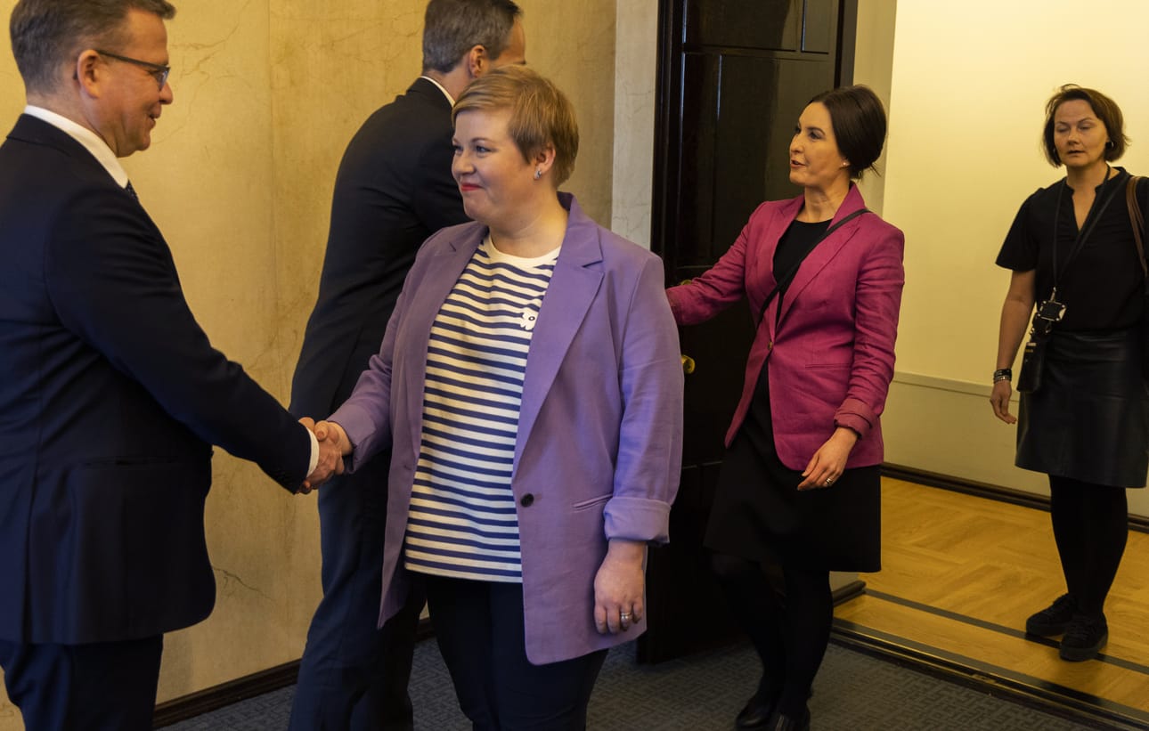 Keskustan puheenjohtaja Annika Saarikko ja eduskuntaryhmän puheenjohtaja Eeva Kalli saapuivat perjantaina hallitustunnustelukysymysten antotilaisuuteen. Keskusta jätti kuitenkin käytännössä vastaamatta kysymyksiin.