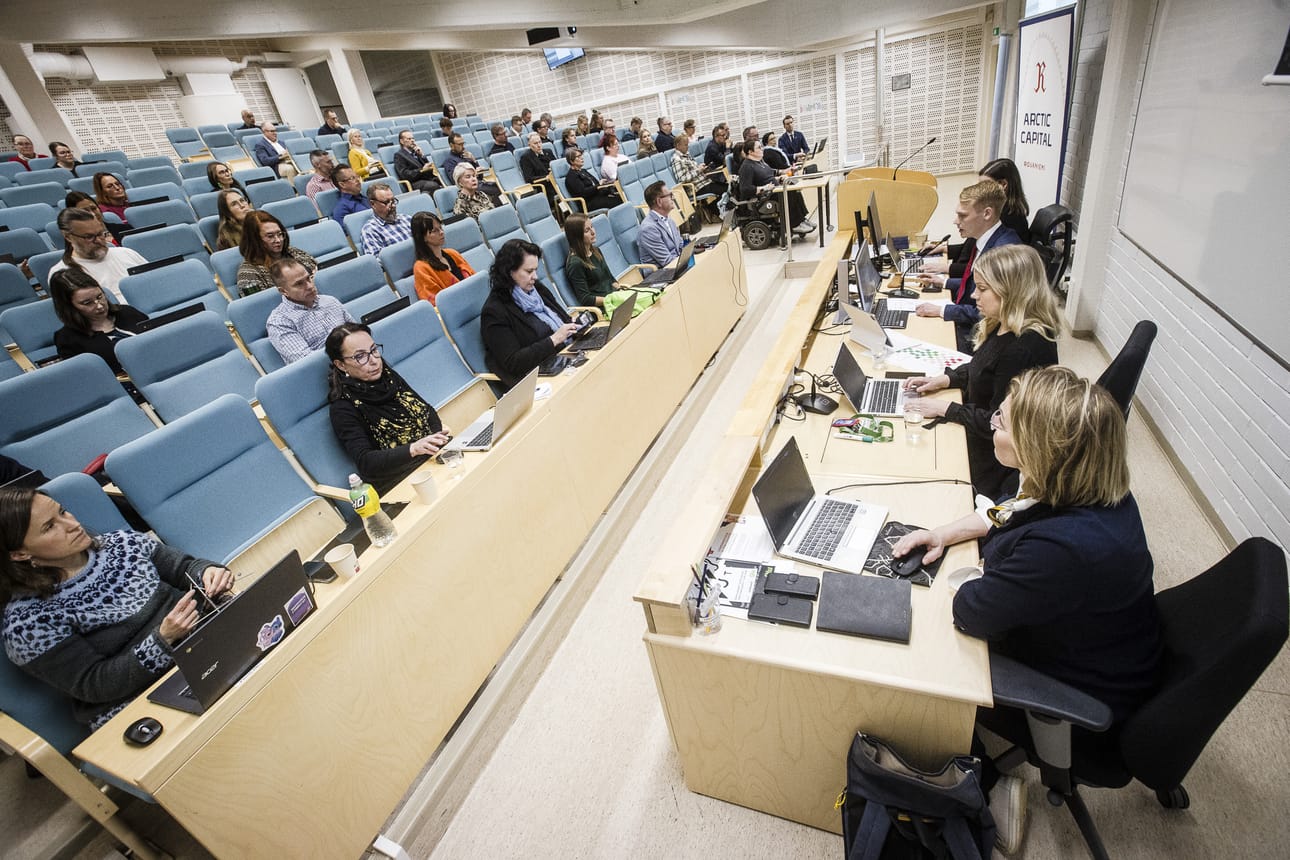 Rovaniemen kaupunginvaltuusto korotti luottamustehtävien palkkioita heti toimikautensa aluksi. Johtavien luottamushenkilöiden mukaan syynä on se, että Rovaniemen palkkiot ovat jääneet jälkeen kehityksestä. Arkistokuva.