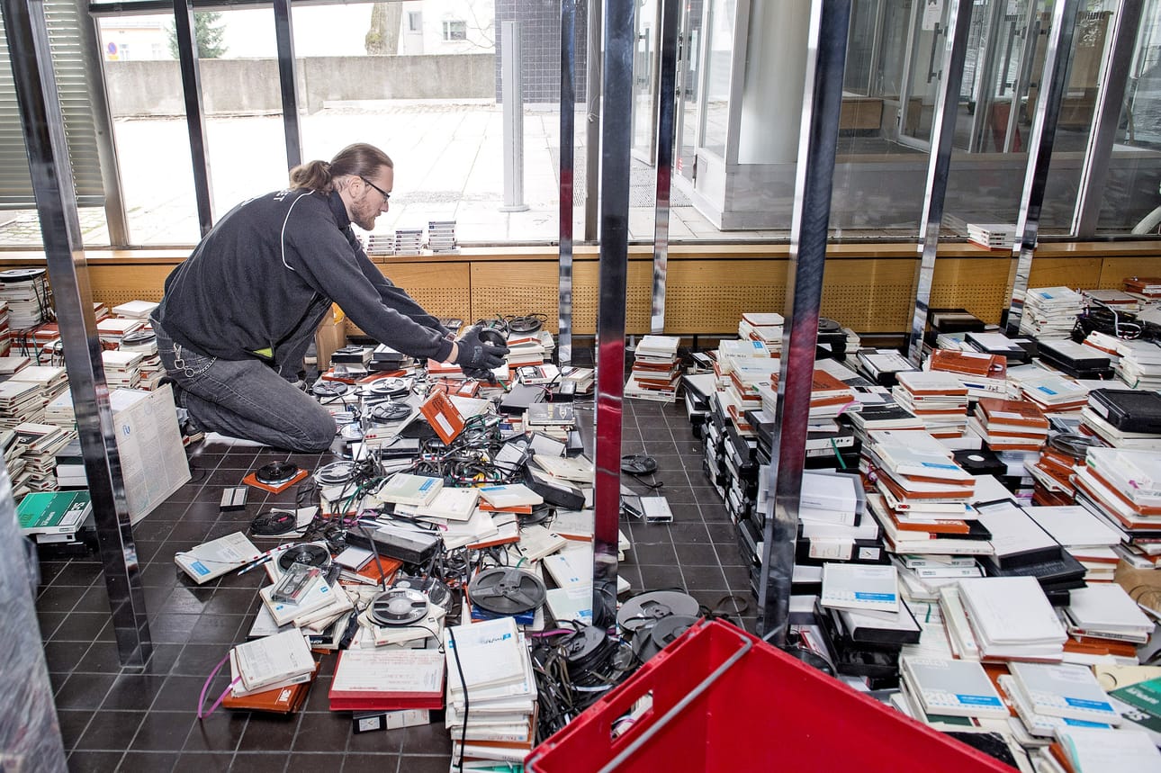Arkistosihteeri Aki Luotonen tutki tiistaina roskalavalle räntäsateeseen joutuneen TKU-kokoelman tuhojen laajuutta.