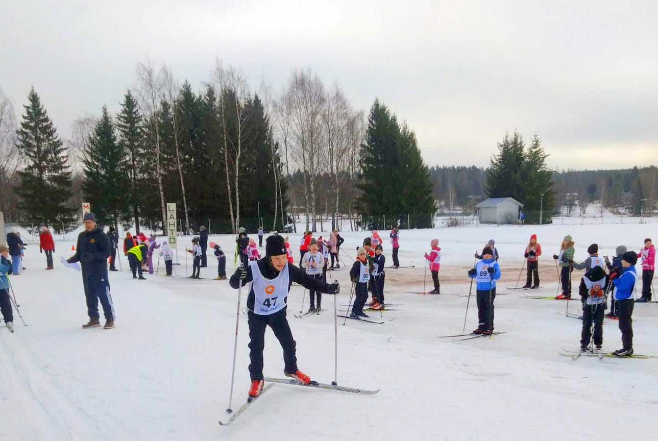 Niilo Lahdenmäki voitti 1–2lk:n poikien mestaruuden hiihtojen toiseksi nopeimpana poikana.
