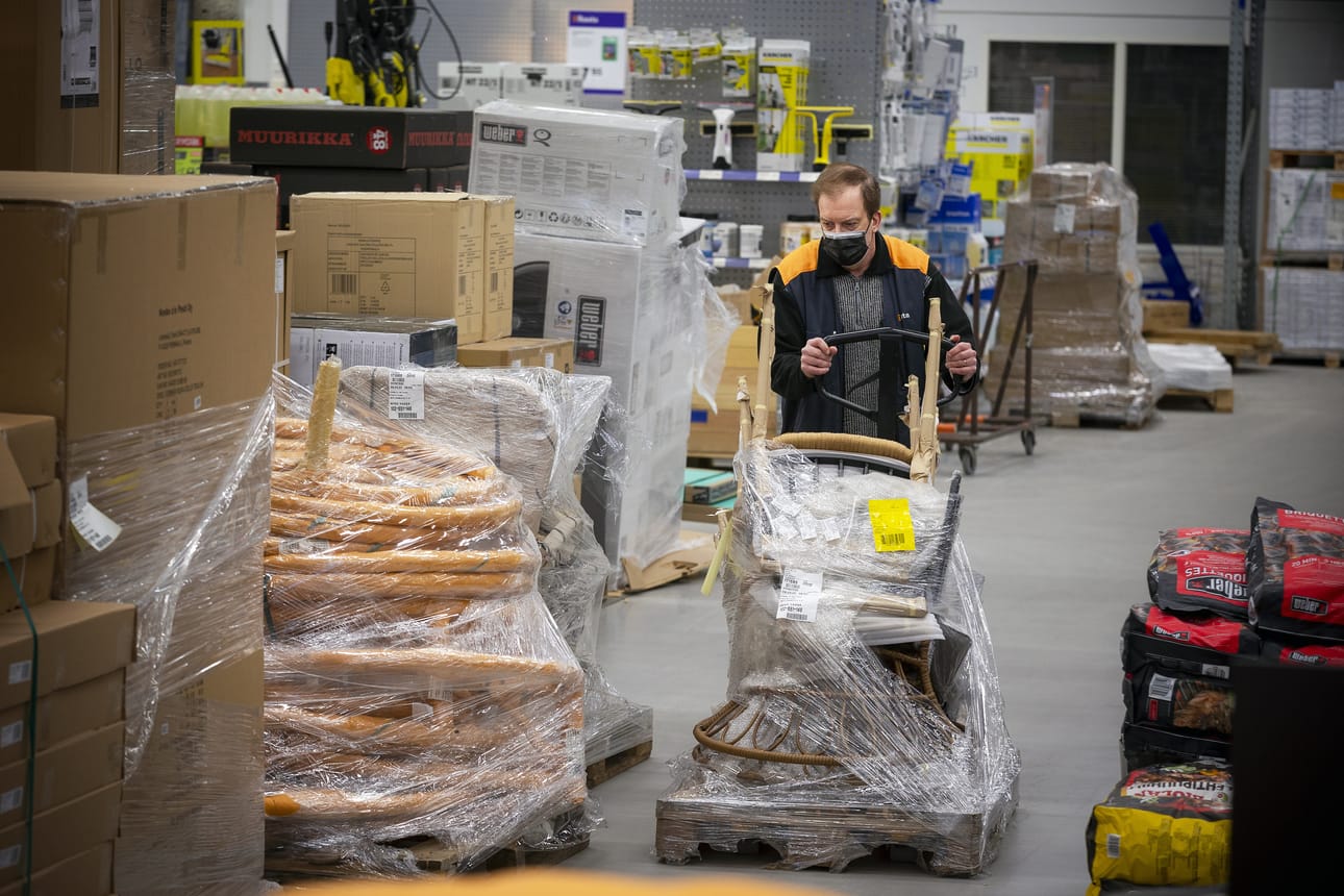 Vaasan K-raudan myymäläpäällikkö Timo Nurmekselan mukaan liikkeessä on varauduttu pihabuumin jatkumiseen ennätysmäärällä tavaraa. – Ihmiset eivät matkusta vielä, vaan viihtyvät kotona.