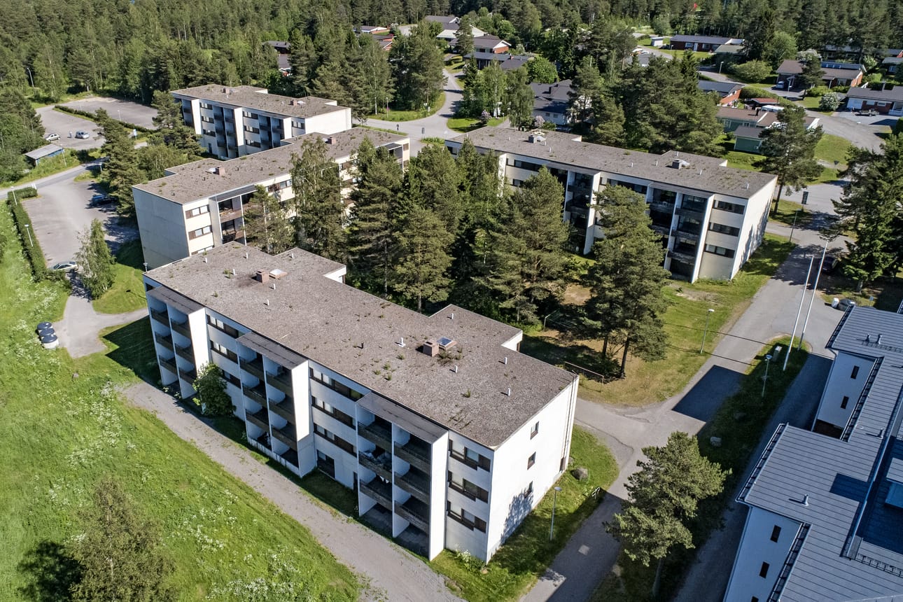 Neljä Ollinkehä 8:n kerrostaloa odottaa Ollinsaaressa mahdollista purkupäätöstä. Tarpeettomien asuntojen purkaminen keventäisi Raahen Seudun Asuntosäätiön kulurakennetta.