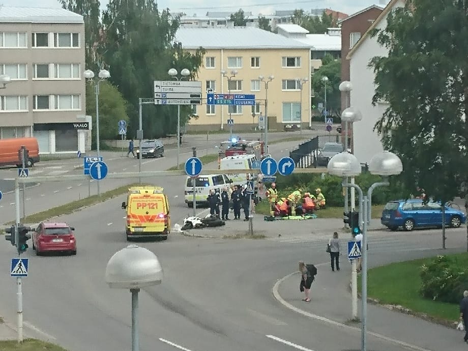 Moottoripyöräilijän ja henkilöautoilijan välinen kolari tapahtui Lävistäjällä.