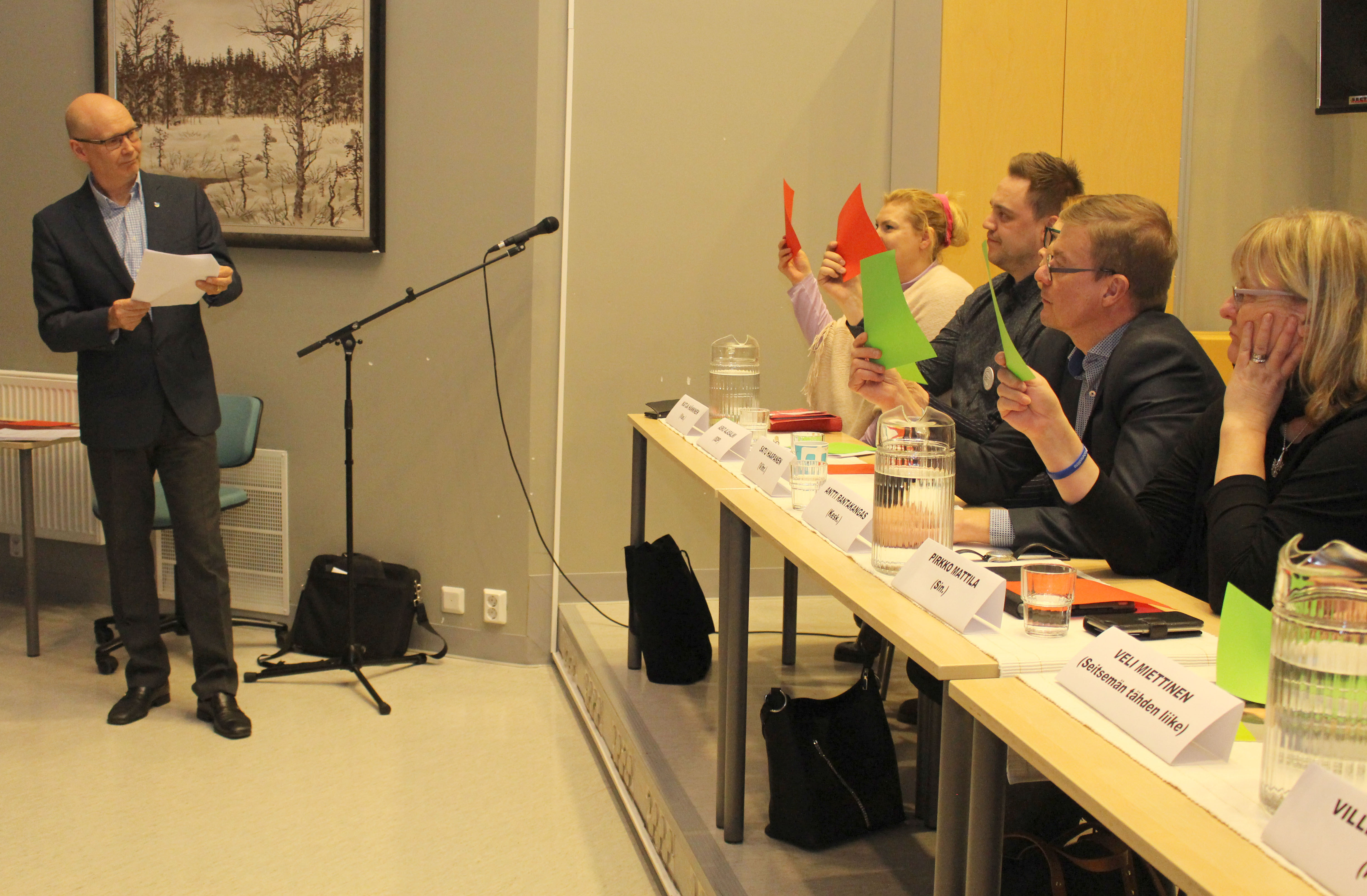 Siikalatan kunnan järjestämässä vaalipaneelissa puheenjohtajana toimi kunnanjohtaja Pauli Piilma. Panelisteista kuvassa Katja Hänninen, Asko Alasalmi, Antti Rantakangas ja Pirkko Mattila.
