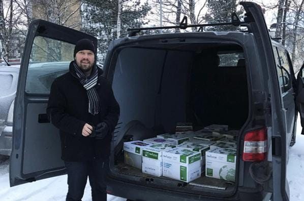 Kim Berg luovutti laajan päivystyksen puolesta tehdyt kannatusilmoitukset tänään Väestörekisterikeskukselle. Kuvat: Kim Berg