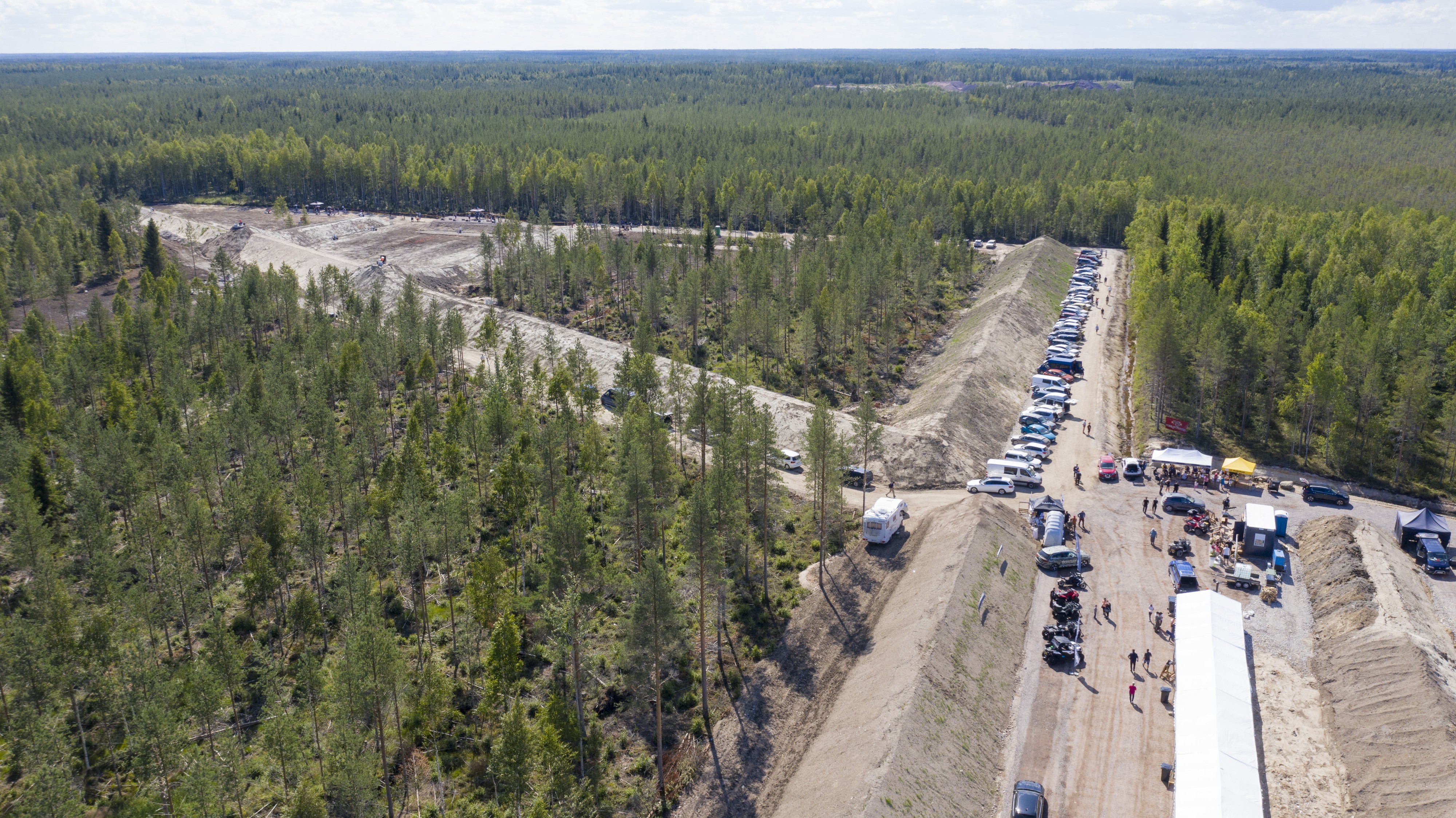 Ruutikankaan ampumaurheilukeskuksessa järjestetään viikonloppuna Compak sportingin SM-kisat. Nuorimmat osallistujat ovat alle 15-vuotiaita, ja kisaajina on myös senioreita ja naisia. Alueelle mahtuu monenlaista harrastajaa.