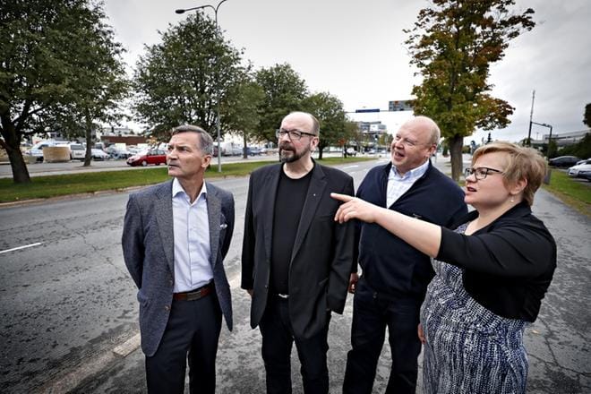 Etelä-Pohjanmaan Yrittäjien tuore järjestökoordinaattori Kirsti Tikkanen hämmästelee yhdessä Kari Hytösen (vas.), Heikki Risikon ja Jussi Lehtosen kanssa Seinäjoen Patruunakorttelin nousua.KUVA: TOMI KOSONEN