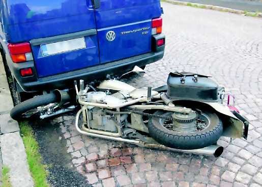 Moottoripyörä ja auto kolaroivat Kajaaninkadun ja Koulukadun risteyksessä.