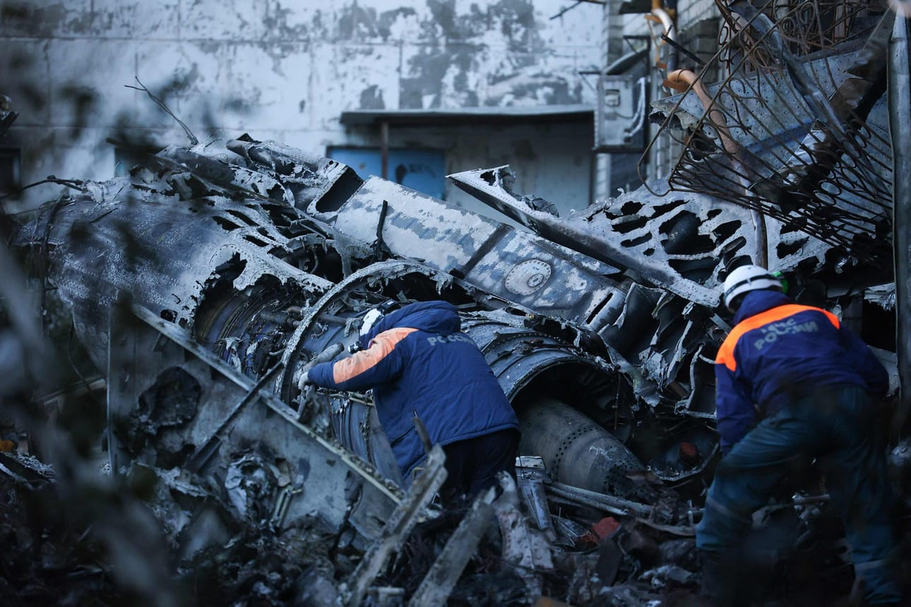 Su-34-kone syöksyi maahan asuinalueella Jeiskin kaupungissa maan lounaisosassa lähellä Ukrainan rajaa ja aiheutti tulipalon yhdeksänkerroksisessa asuinrakennuksessa. Kuvassa venäläinen pelastushenkilökunta raivaa koneen hylkyä tapahtumapaikalla. LEHTIKUVA / AFP / Stringer