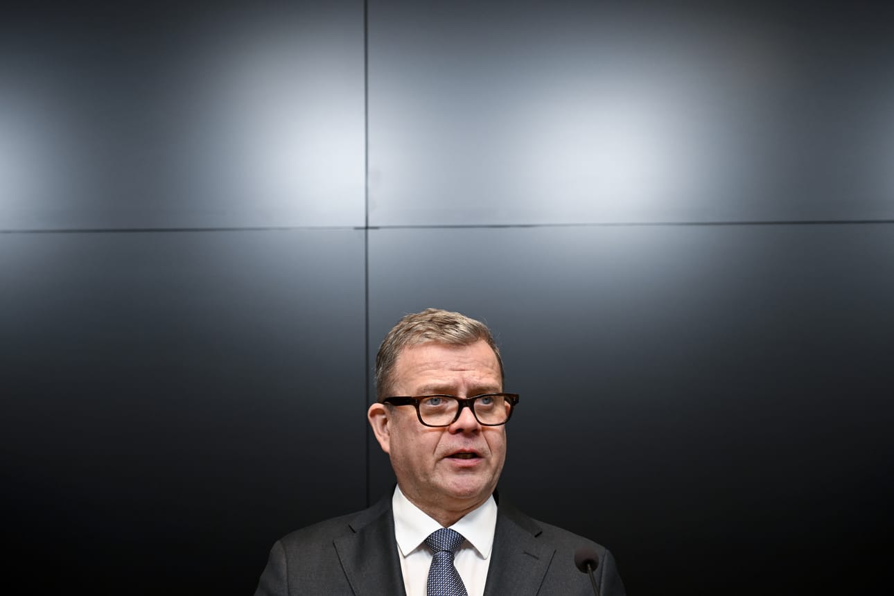 Pääministeri Petteri Orpo mediatilaisuudessa parlamentaarisen kokouksen jälkeen Helsingissä 10. huhtikuuta.