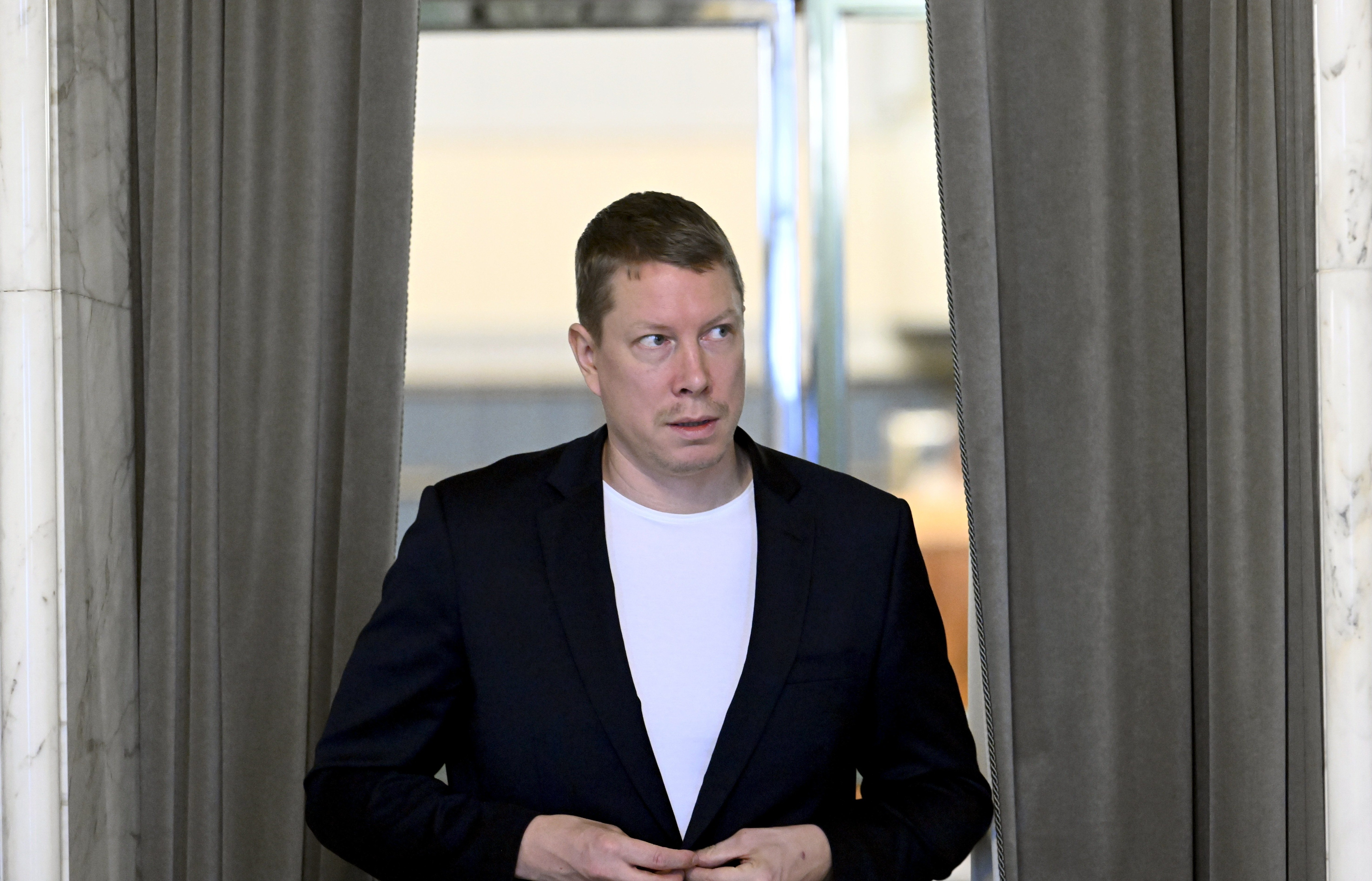 Ville Merinen pitää kiinni väitteistään avustajien häirinnästä eduskunnassa