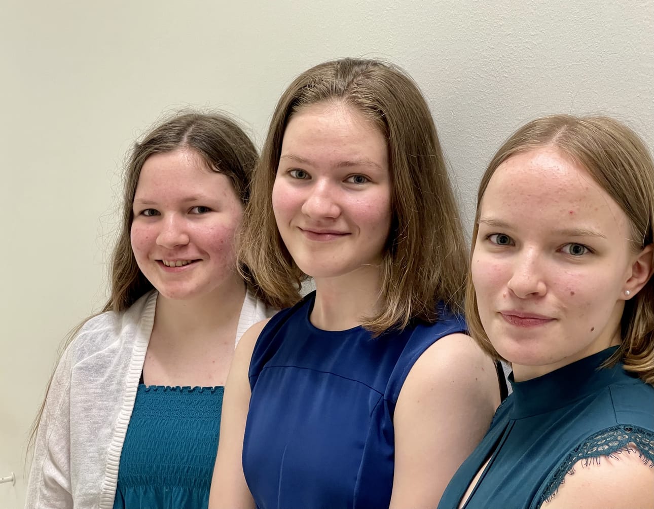 Lotta ja Raisa Alasaarela sekä Siiri Karjalainen olivat Kuusamon musiikkiopiston päätöskonsertin onnistuneita tulkitsijoita, monien muiden joukossa.