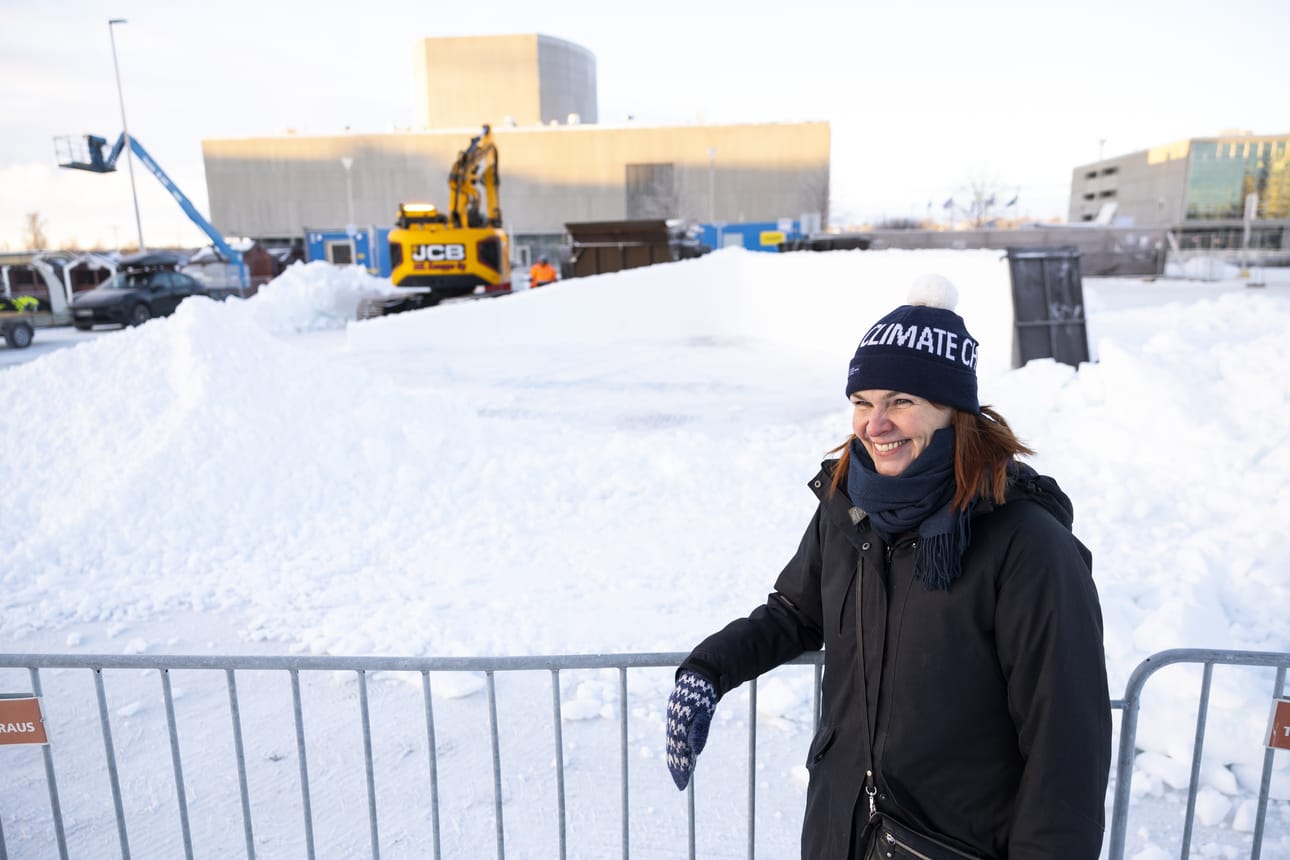 Oulu 2026 -tiimin vastaava tuottaja Sandy Kantola seuraa maanantaina päivällä alkaneita rakennustöitä, joiden myötä Torinrannasta tulee avajaisfestareiden keskeinen tapahtumapaikka.