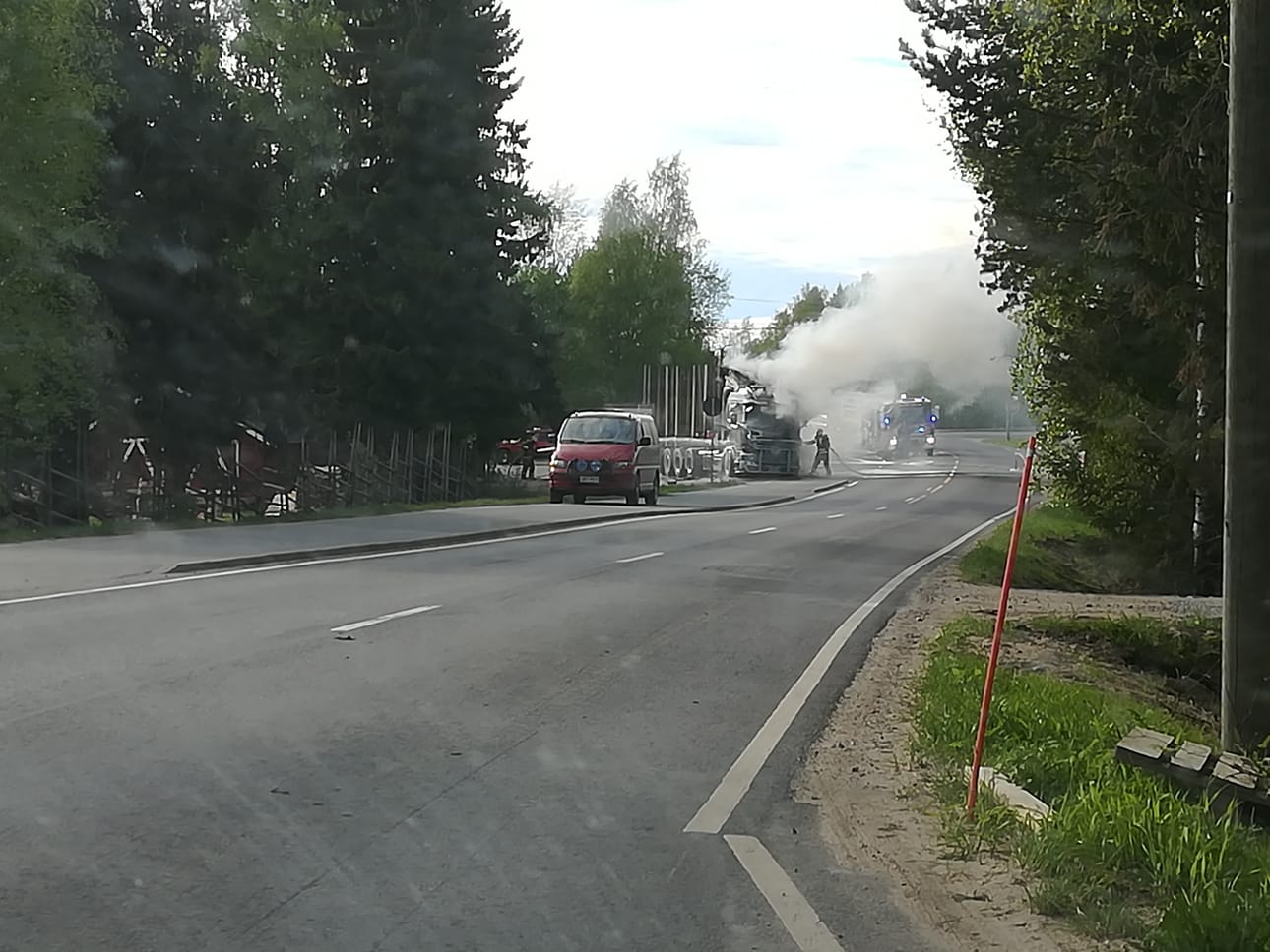Ilman lastia ajossa olleen tukkirekan ohjaamo tuhoutui erittäin voimakkaassa ja nopeasti alkaneessa tulipalossa Iissä Virkkulantien ja Nelostien risteyksen tuntumassa.